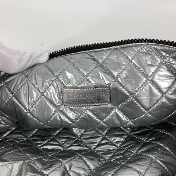 CHANEL White Shoulder Bag - Picture 14 of 16